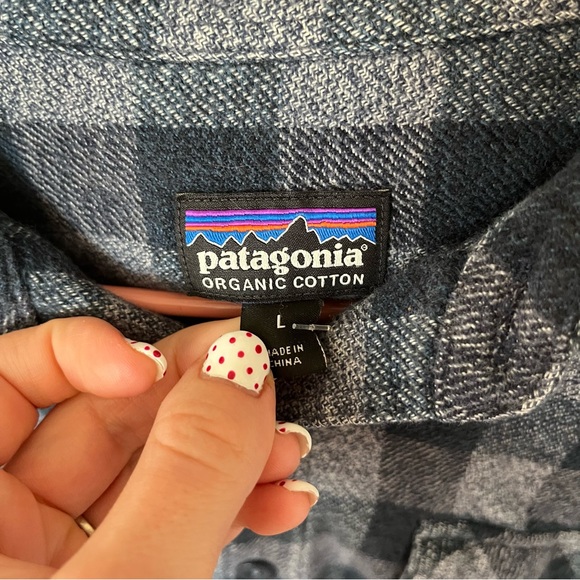 Patagonia Men's Large Organic Cotton Flannel Button-down Shirt. - Picture 3 of 9